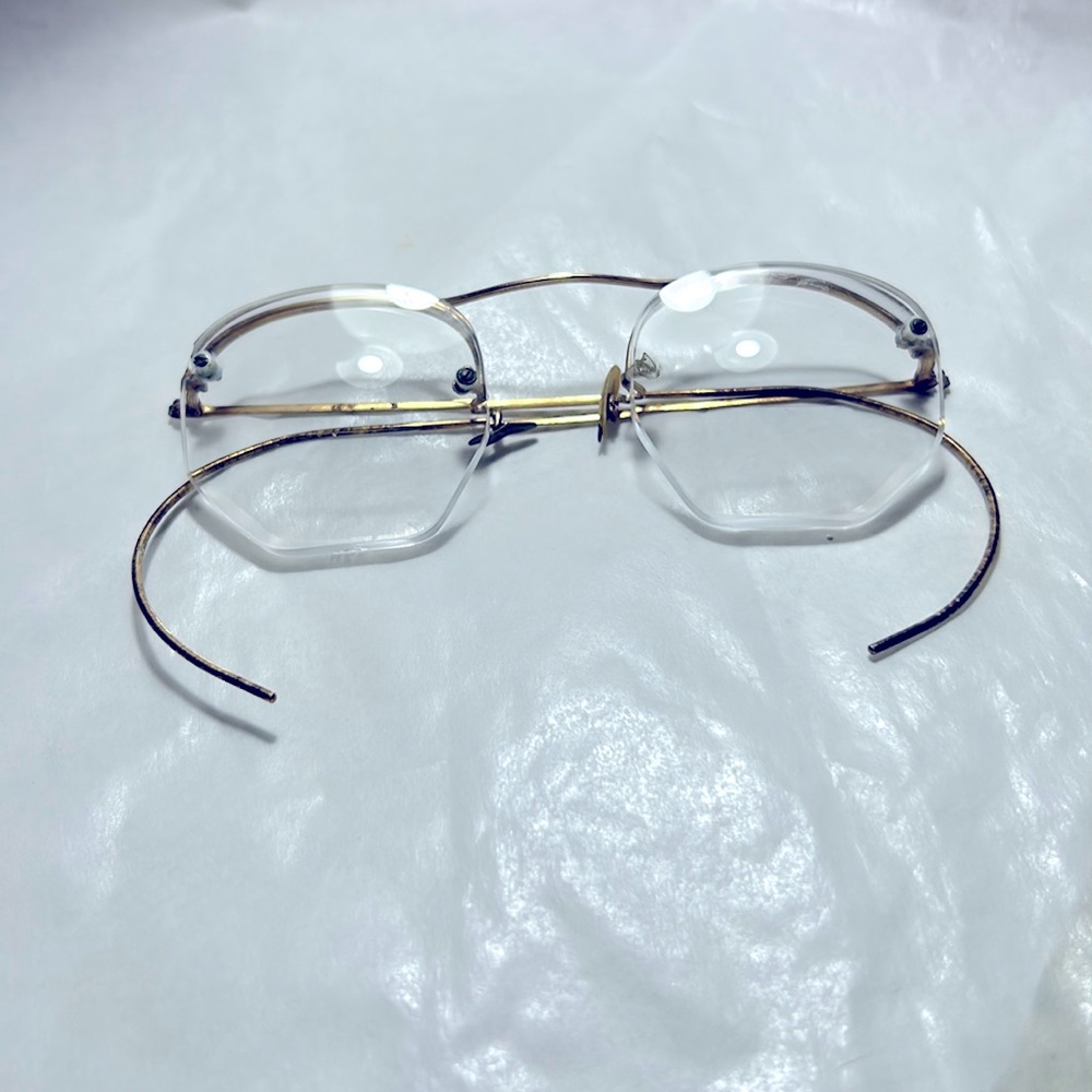 Antique eyeglasses. Looks like 12kg filled. I need a stronger magnifyer 😆